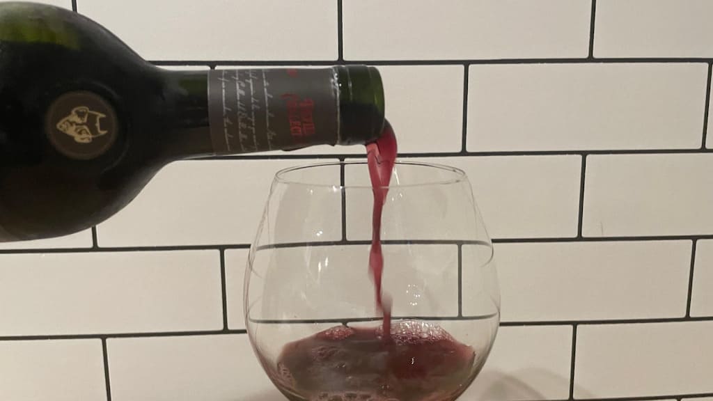 グラスから香る濃厚な黒系果実の香り