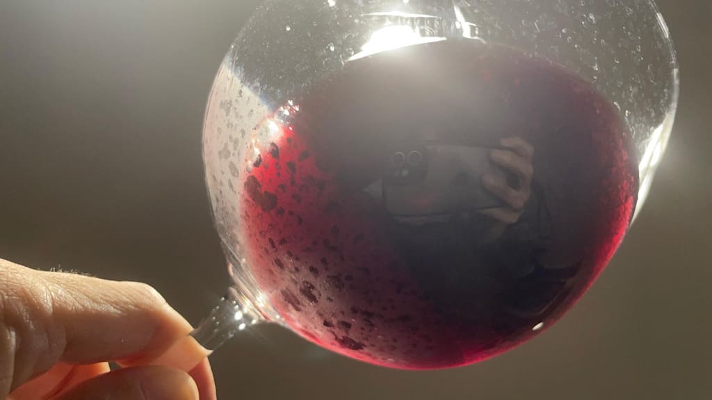 深いダークレッドの外観