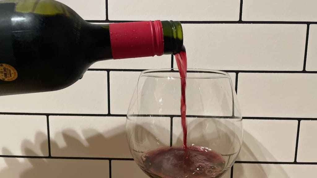 グラスから香るのは、生のぶどうの果実香