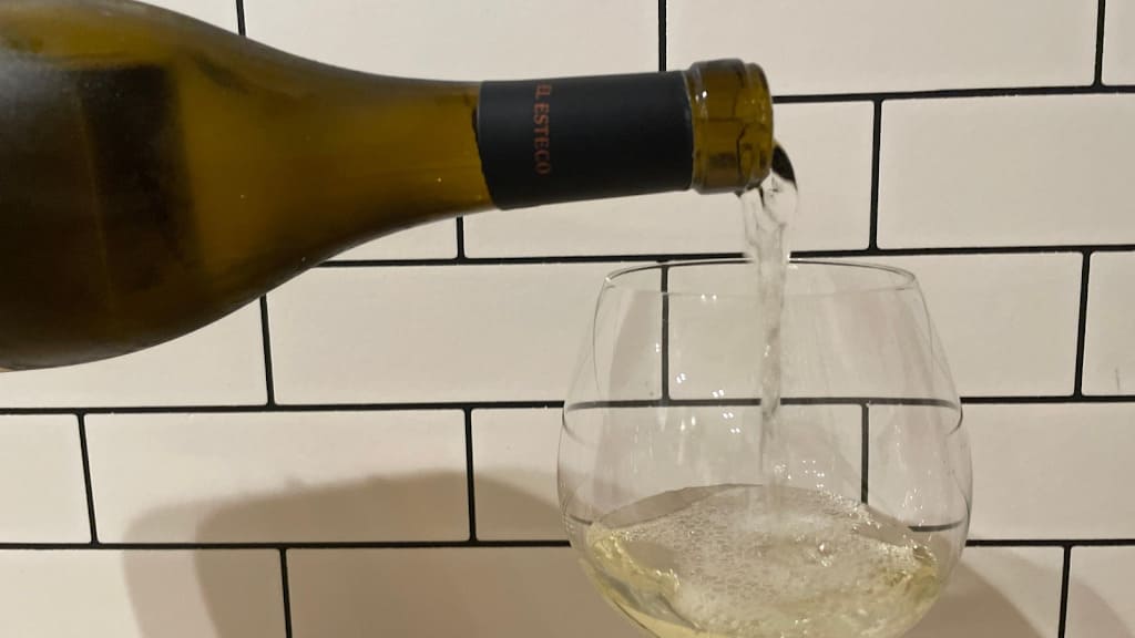 グラスから漂う華やかな花の香り