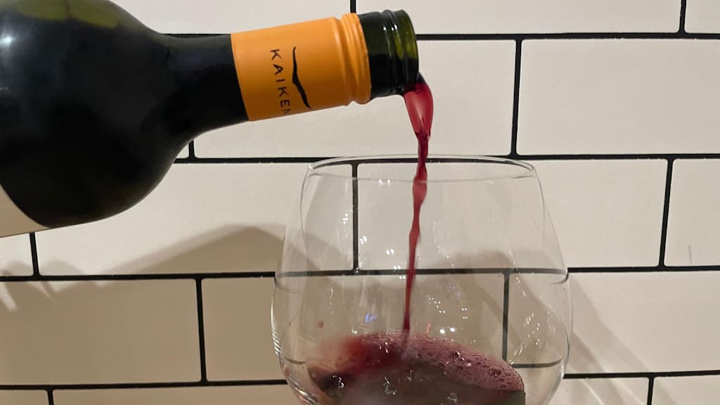 グラスから漂う赤系果実の香り