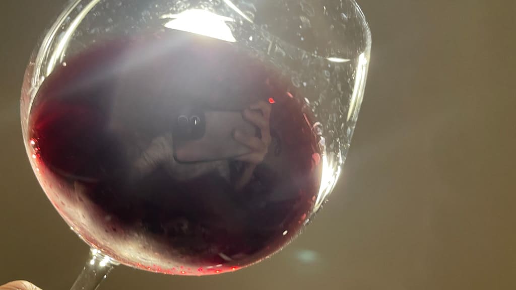 ブルーベリーを思わせる濃いめの赤