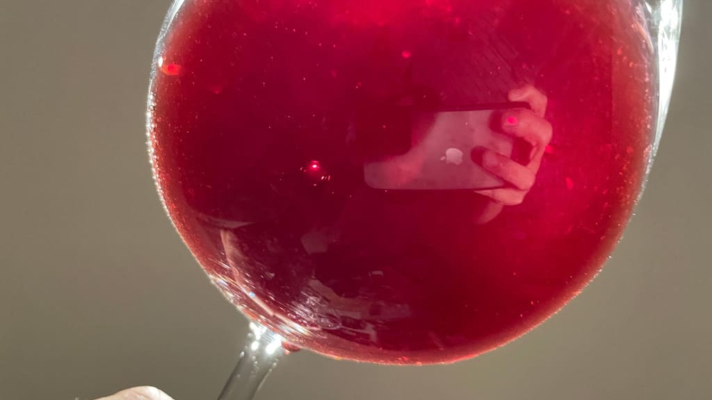 淡いルビーレッドの外観